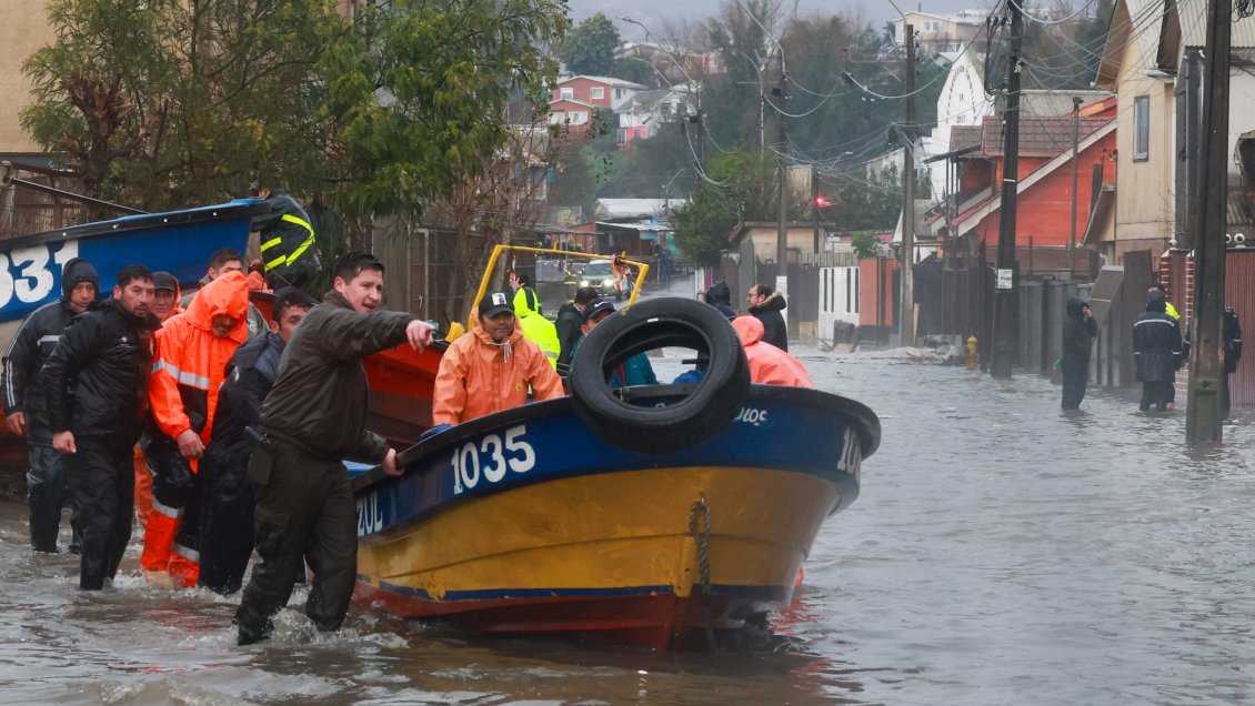 Sistema frontal en Chile: marejadas, cortes de luz y evacuaciones en la zona centro sur
