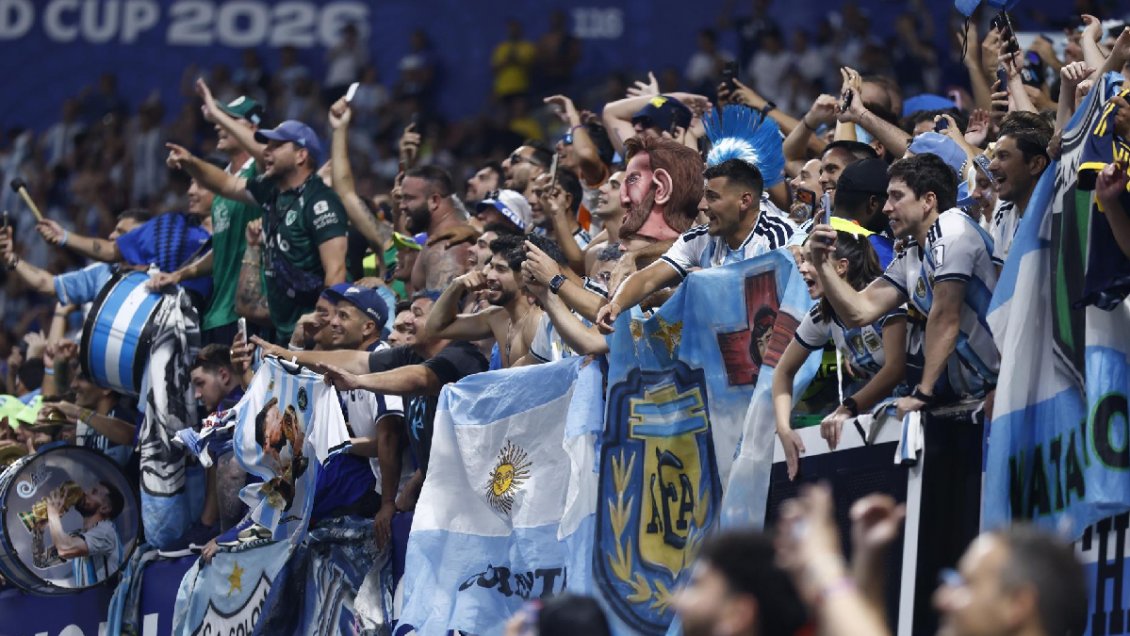Hinchas argentinos vandalizaron histórico colegio durante festejos por paso a la final