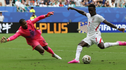   Bukayo Saka firmó un doblete para Inglaterra en la paliza sobre Francia en el primer tiempo 