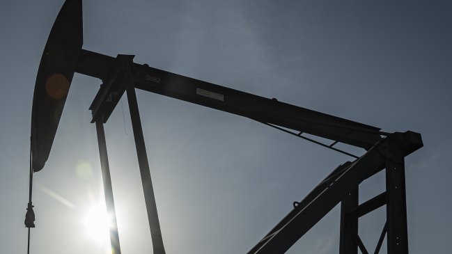 Petróleo de Texas, referencia para Chile, volvió a sobrepasar los 90 dólares