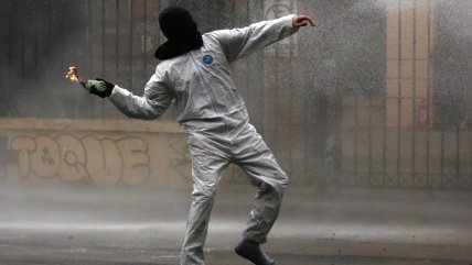   Dos detenidos y clases suspendidas dejó un ataque con bombas molotov en el Instituto Nacional 