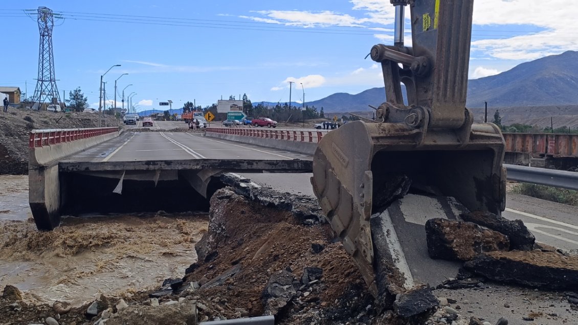 Atacama: rescatan a aislados en Alto del Carmen y salen 1.500 pasajeros varados en Copiapó