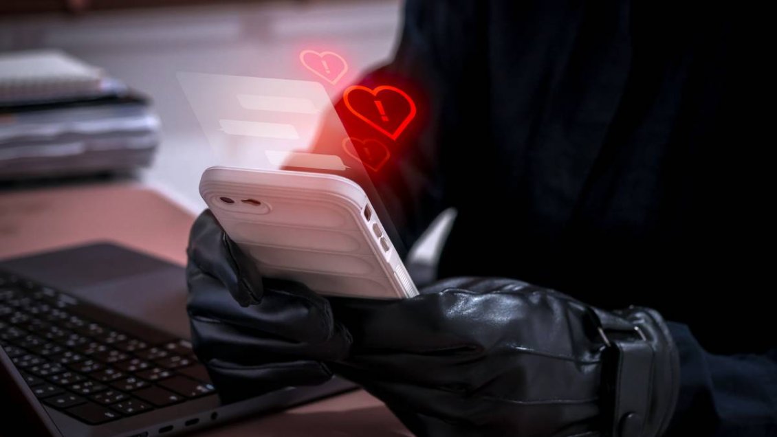 Estadounidense creyó tener un romance por OnlyFans: Perdió $11,4 millones en Chile
