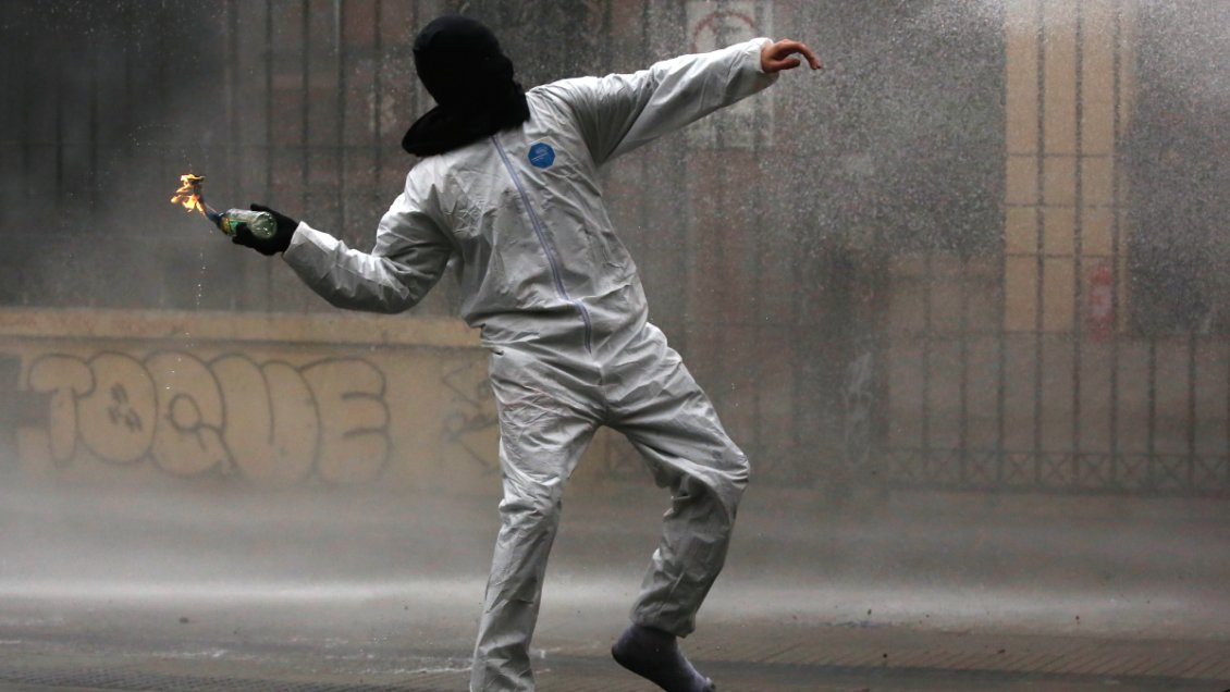 Dos detenidos y clases suspendidas dejó un ataque con bombas molotov en el Instituto Nacional