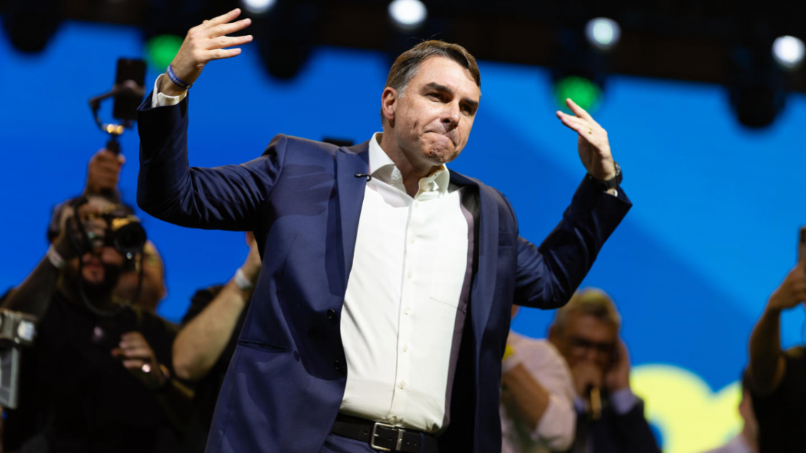 El partido de Bolsonaro proclamó a su hijo Flávio como candidato presidencial