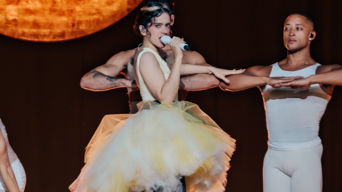 Misa, luz y devoción: Rosalía evangelizó a Chile con su LUX Tour