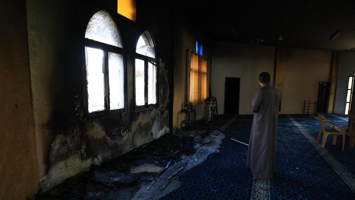 Colonos israelíes quemaron dos mezquitas palestinas en una nueva noche de ataques