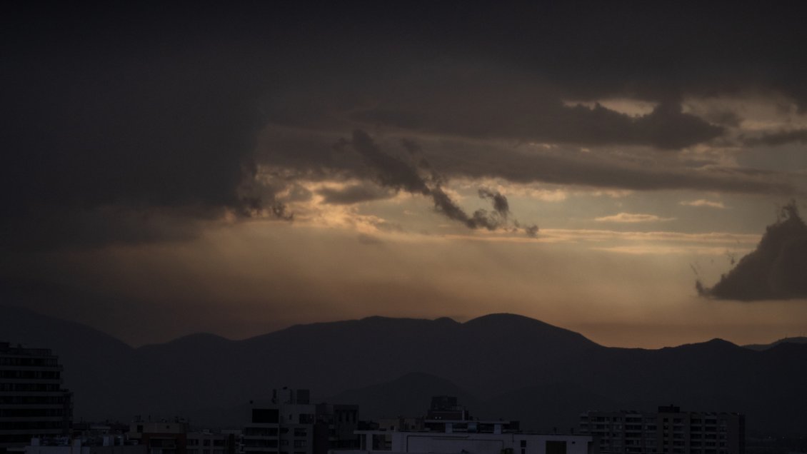 Nuevo sistema frontal llegará con lluvias, tormentas eléctricas y fuertes vientos a la zona centro-sur