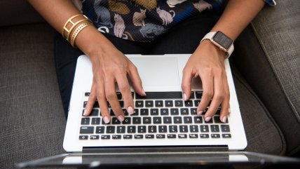   Estudio reveló que cerca del 80% de las microemprendedoras en Chile usa IA 