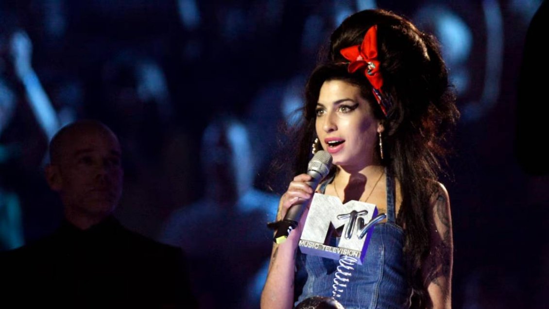 Jueza ordenó al padre de Amy Winehouse pagar un millón de euros a amigas de la cantante