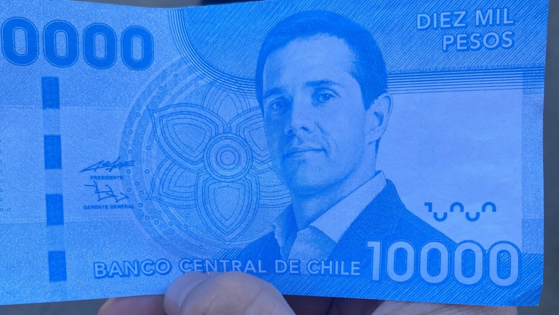Lo esperaban billetes con su rostro: Clark eludió a hinchas en salida del Centro de Justicia