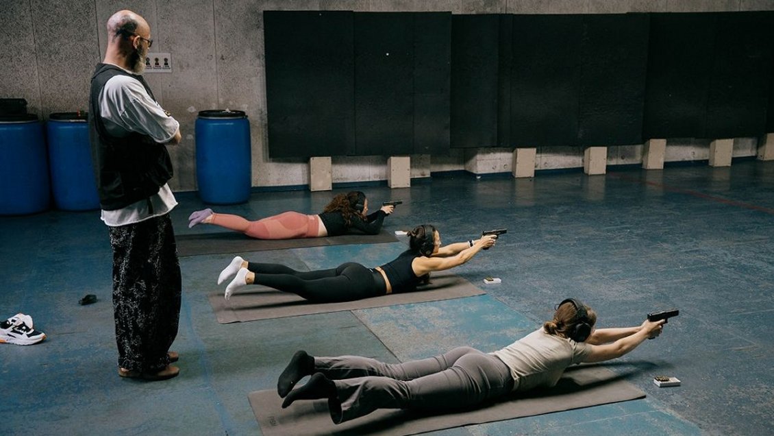 Nuevo pasatiempo entusiasma a los rusos: clases de tiro con yoga