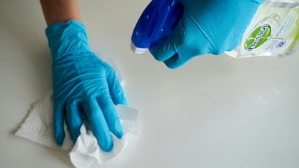   Mascarilla, cloro y guantes: Los dispositivos médicos 