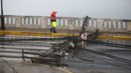   Choque vehicular causó caída en serie de postes en Cerro Barón 