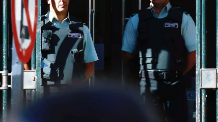   Gendarmería desvinculó a cuatro funcionarios por red de ingreso irregular de especies en Santiago 1 