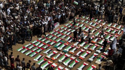   Gaza enterró simultáneamente a 112 parientes, el mayor funeral de una misma familia 