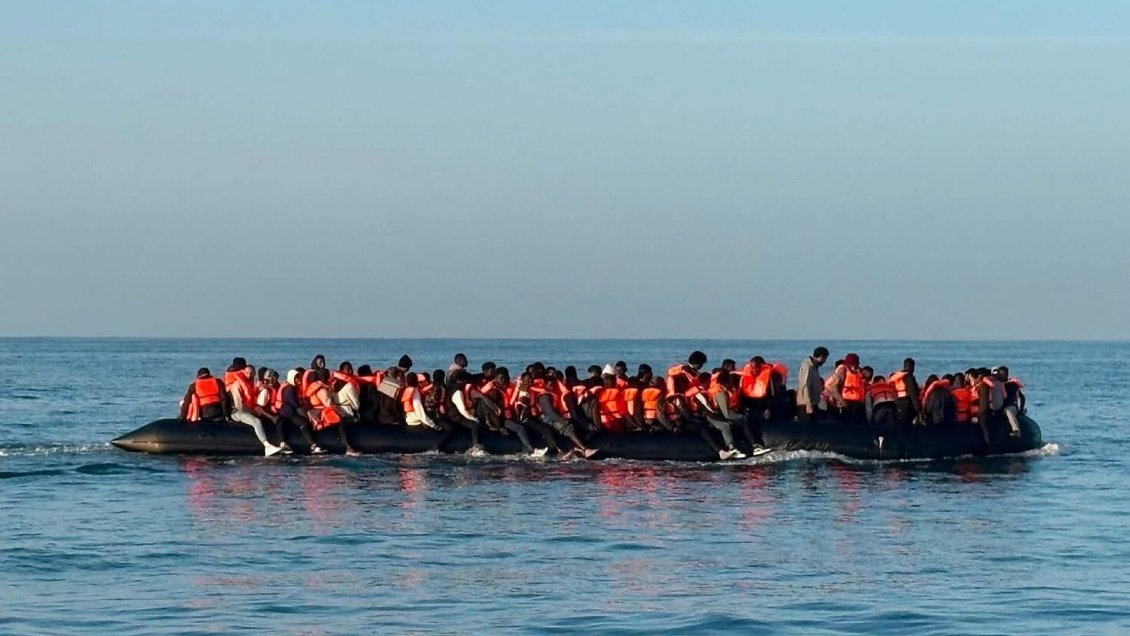 Una balsa con 230 personas cruza el canal de la Mancha, la cifra más alta en un solo viaje