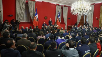   Alcaldes de oposición se retiraron anticipadamente de reunión por seguridad en La Moneda 