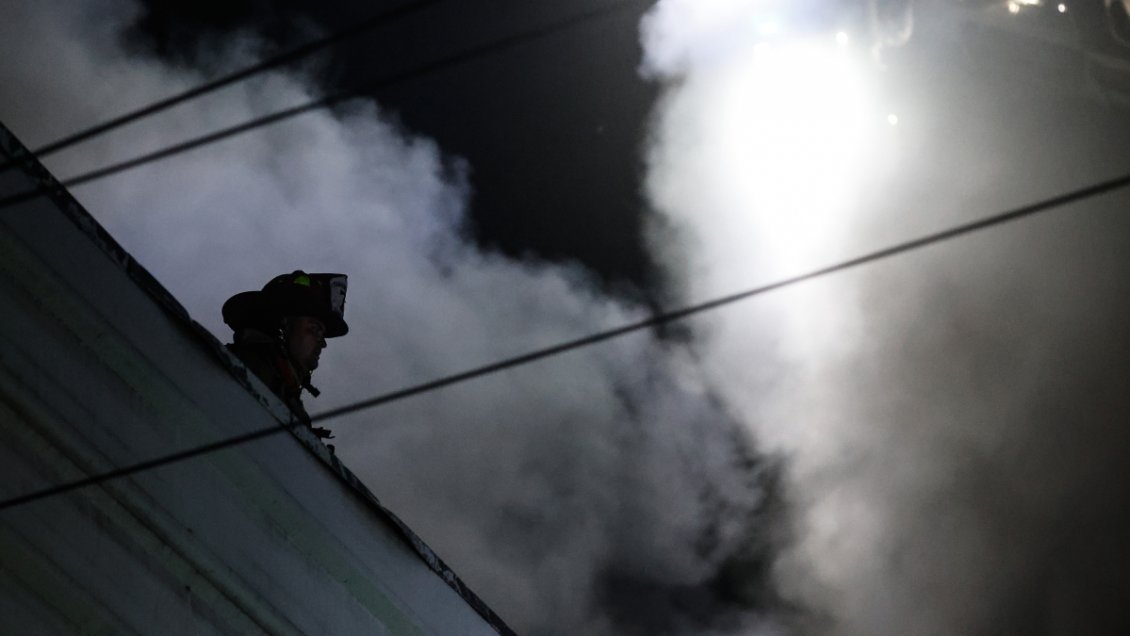 Incendio destruyó restaurante peruano en El Bosque: dueña denunció extorsiones previas