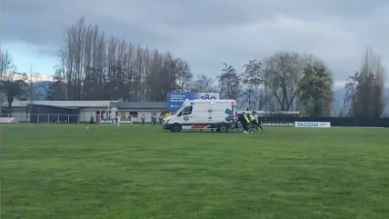   [VIDEO] Jugadores tuvieron que empujar: Ambulancia quedó varada en partido de Segunda 