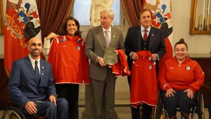   [VIDEO] Presidente Kast recibió la chaqueta oficial del Team ParaChile en homenaje en La Moneda 