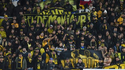   [VIDEO] Hinchas alentaron con banderazo a Coquimbo antes del crucial duelo con Platense 