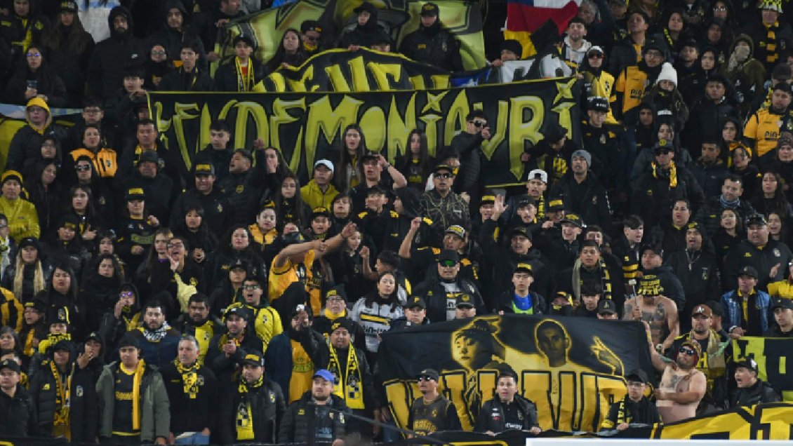 [VIDEO] Hinchas alentaron con banderazo a Coquimbo antes del crucial duelo con Platense