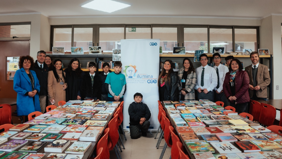 Programa Ilumina de CGE realiza aporte de libros a Colegio PuenteMaipo en Puente Alto