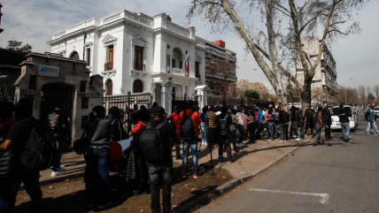 Ciudadanos haitianos protestan frente a embajada en Santiago: acusan cobro irregular de certificado