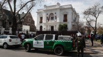 Protesta en Embajada de Haití terminó con ingreso a la fuerza y llegada de Carabineros