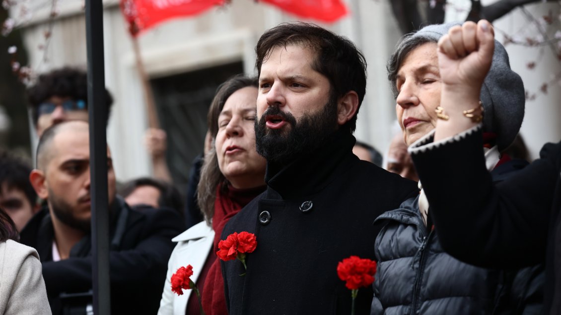 Boric evita abordar la contingencia, pero remarca: 