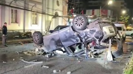   Choque entre vehículos SUV provocó caída de poste de luz en San Miguel 