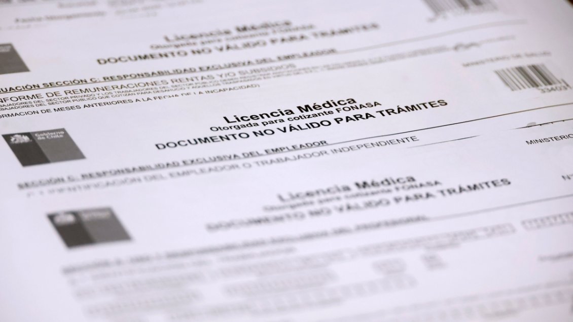 Contraloría: 7.207 empleados públicos viajaron al extranjero con licencia médica en 2025