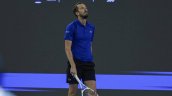 [VIDEO] Medvedev dio pelotazo a un espectador en duelo con Djokovic y fue eliminado de Beijing