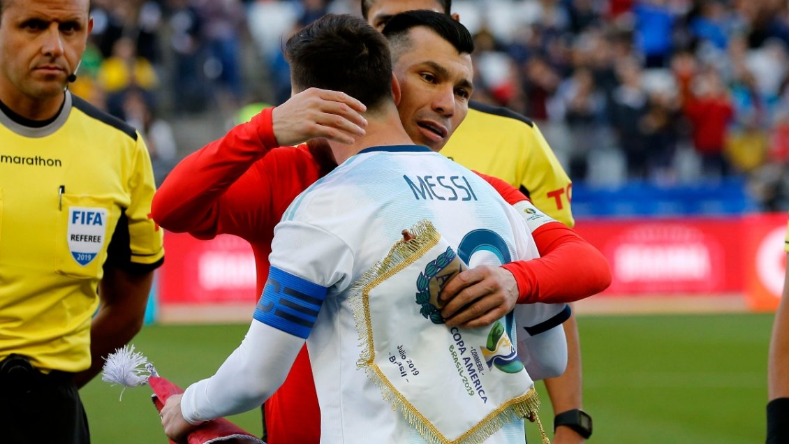 Medel se sumó a los mensajes de despedida a Messi: Fue un privilegio enfrentarte