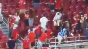 [VIDEO] Graves incidentes: Hinchas chilenos y mexicanos protagonizaron violenta pelea en Los Angeles