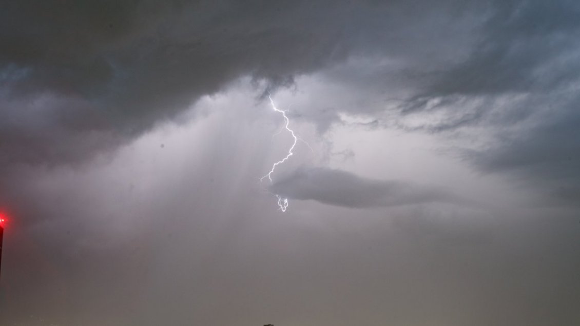 De nuevo lluvia, granizo y truenos ensordecedores en Santiago