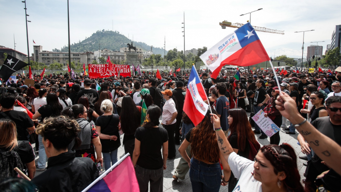 Marcha conmemoró en Santiago los siete años del 18-O, pese a no contar con permiso
